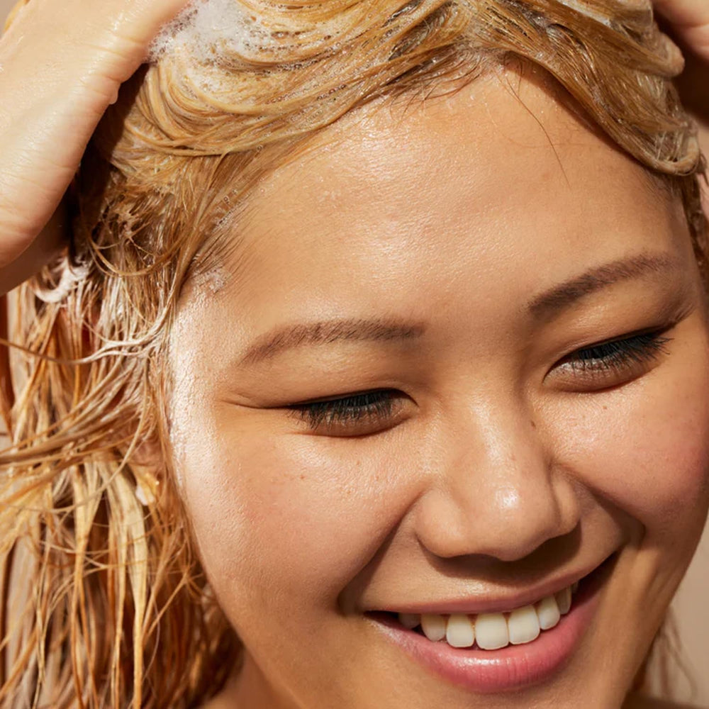 Acondicionador Acure en botella, desenreda y aporta brillo