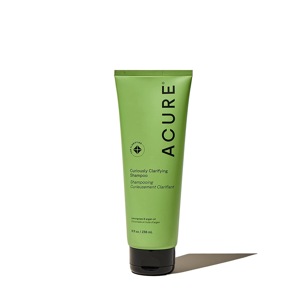 Botella de Acure Curiously Clarifying Shampoo para limpieza profunda y cabello ligero.