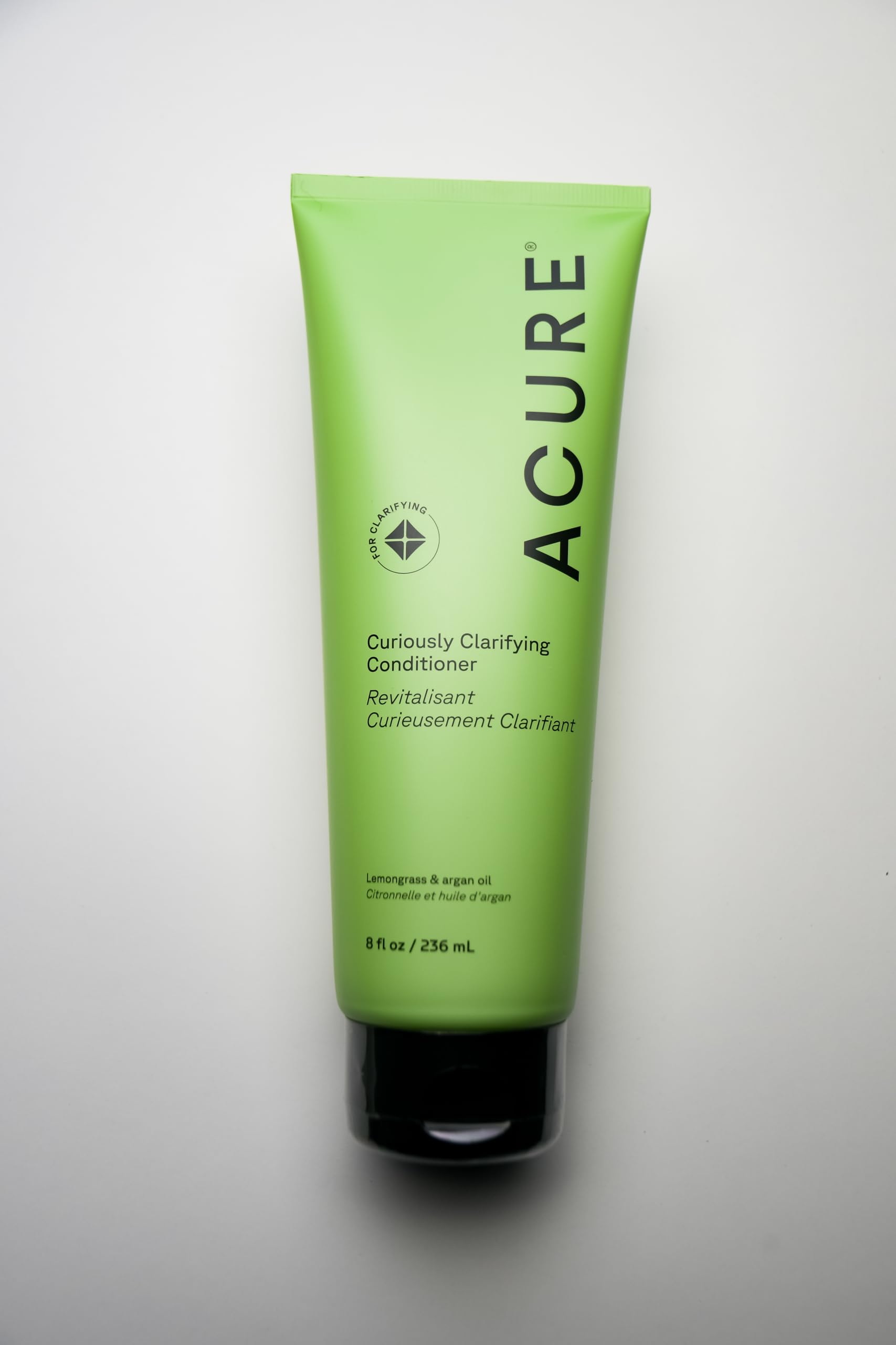 Empaque minimalista y reciclable de Acure para un enfoque sostenible.