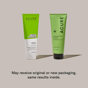 Espuma del champú Acure Clarificador sobre cabello húmedo para limpieza profunda.