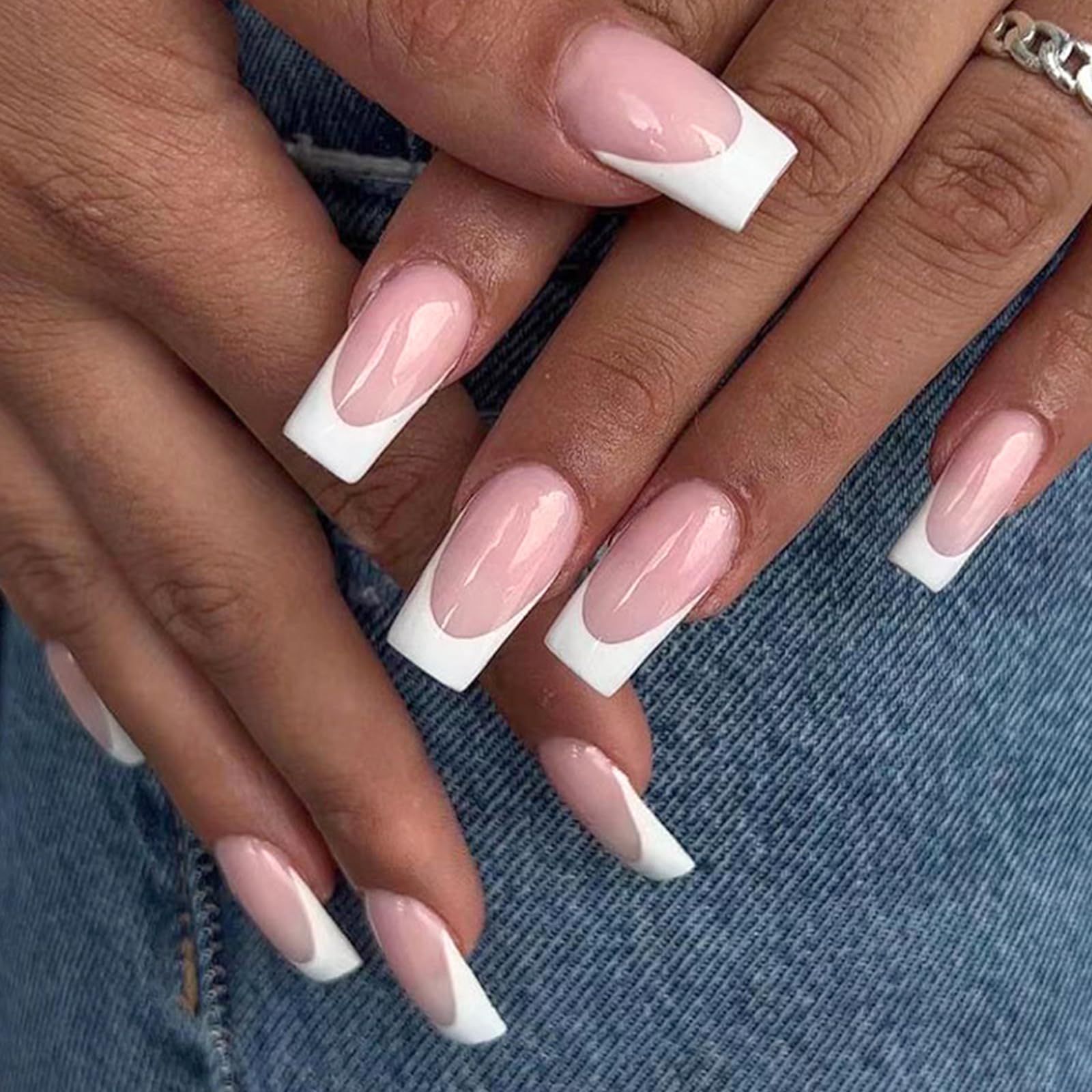 AddFavor uñas francesas para uso en casa sin esmalte adicional.