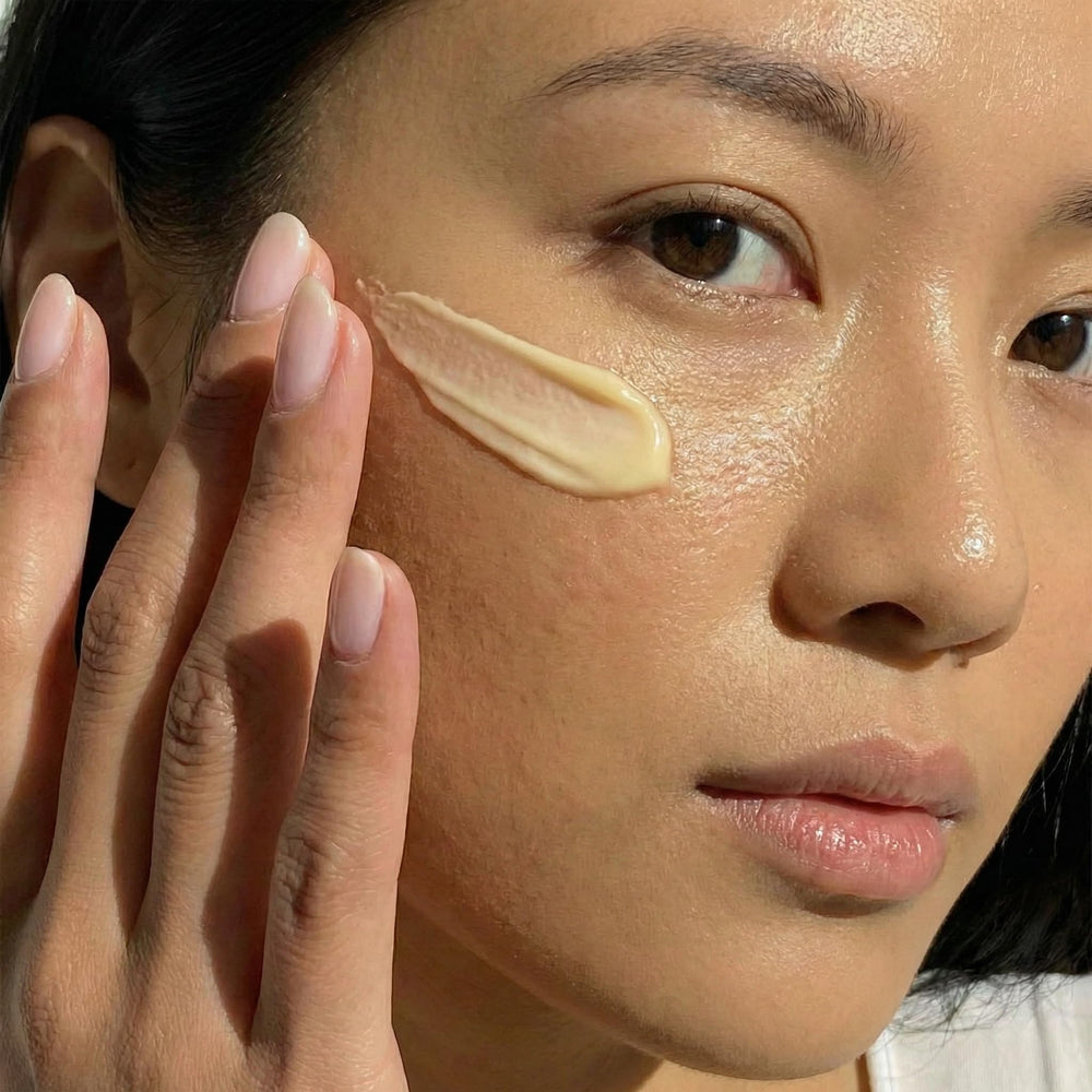 Textura cremosa de Admire My Skin Potent Retinoid Cream para una aplicación sedosa.