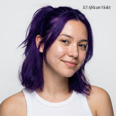 Adore color de pelo 113 African Violet durante la aplicación en cabello para pigmento duradero.