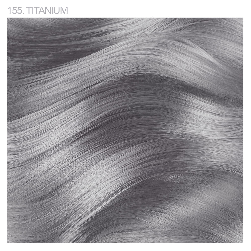 Aplicación suave de Adore Titanium 155 para un tono uniforme.
