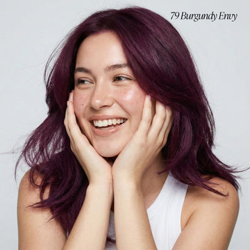 Aplicación suave de Adore Burgundy Envy para todo tipo de cabello.