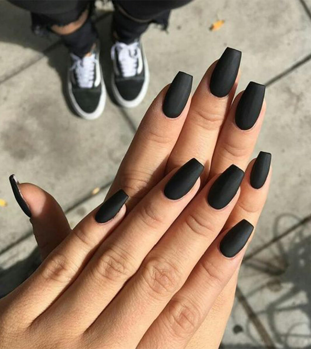 Longitud y forma coffin de Aegenacess para un look chic.