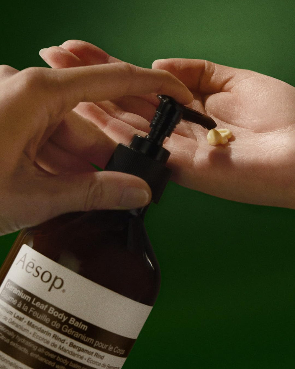 Bálsamo corporal Aesop, envase reciclado y fórmula vegana.