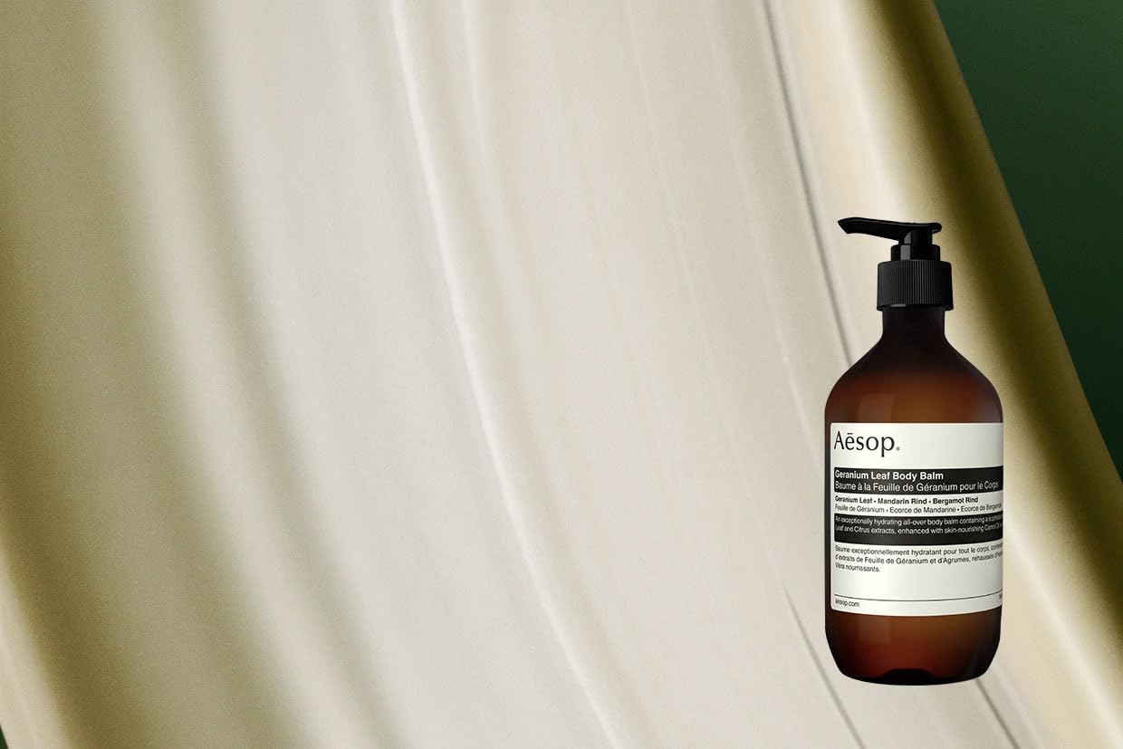 Bálsamo corporal Aesop, fragancia verde y cítrica para la rutina diaria.
