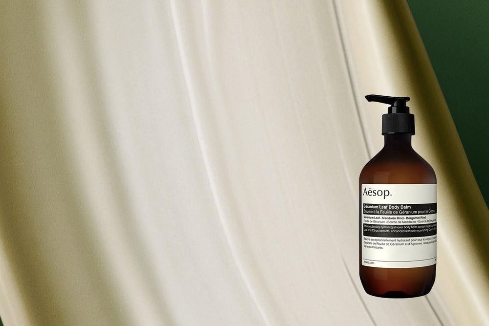 Bálsamo corporal Aesop, fragancia verde y cítrica para la rutina diaria.