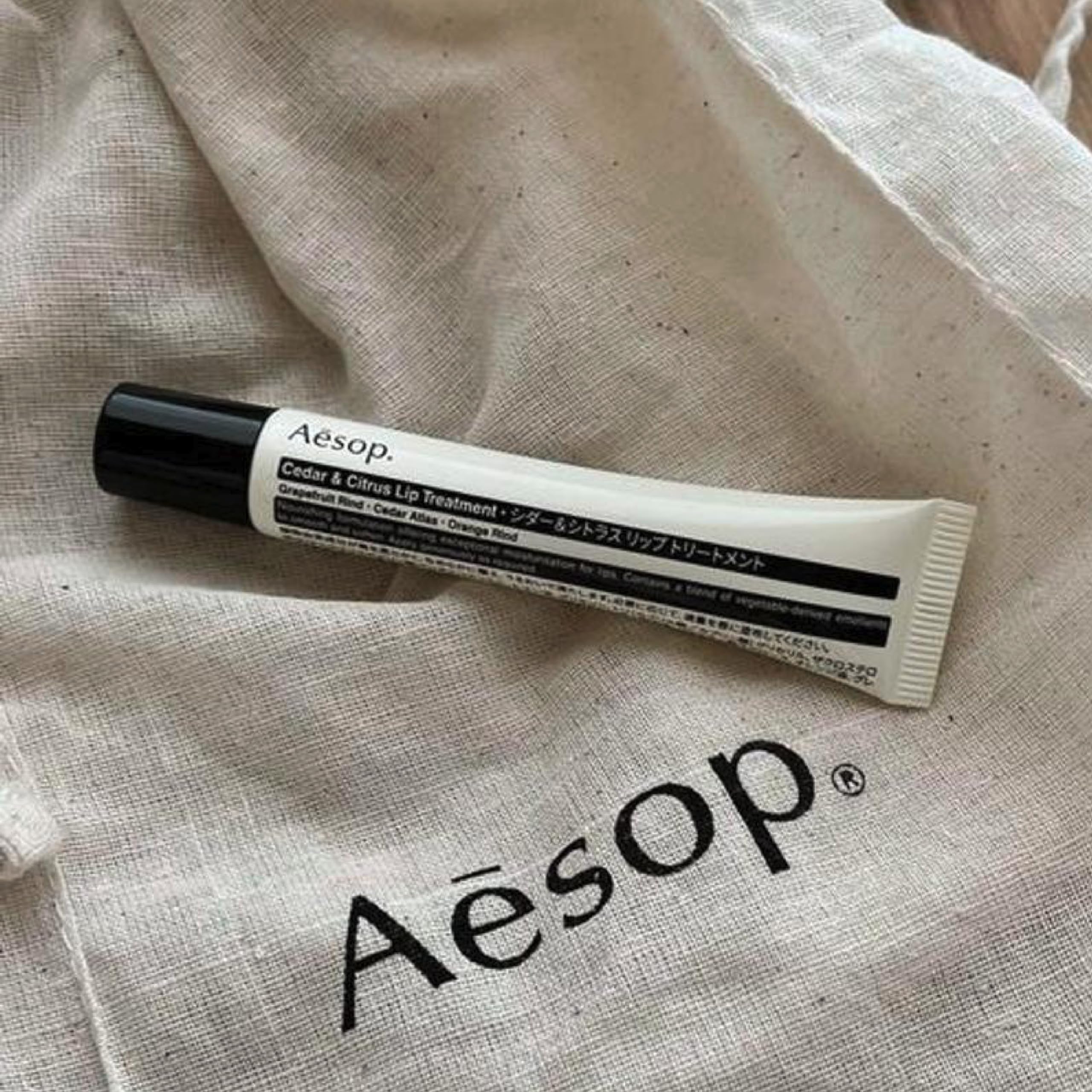 Acabado sedoso del balsamo labial Aesop con brillo suave