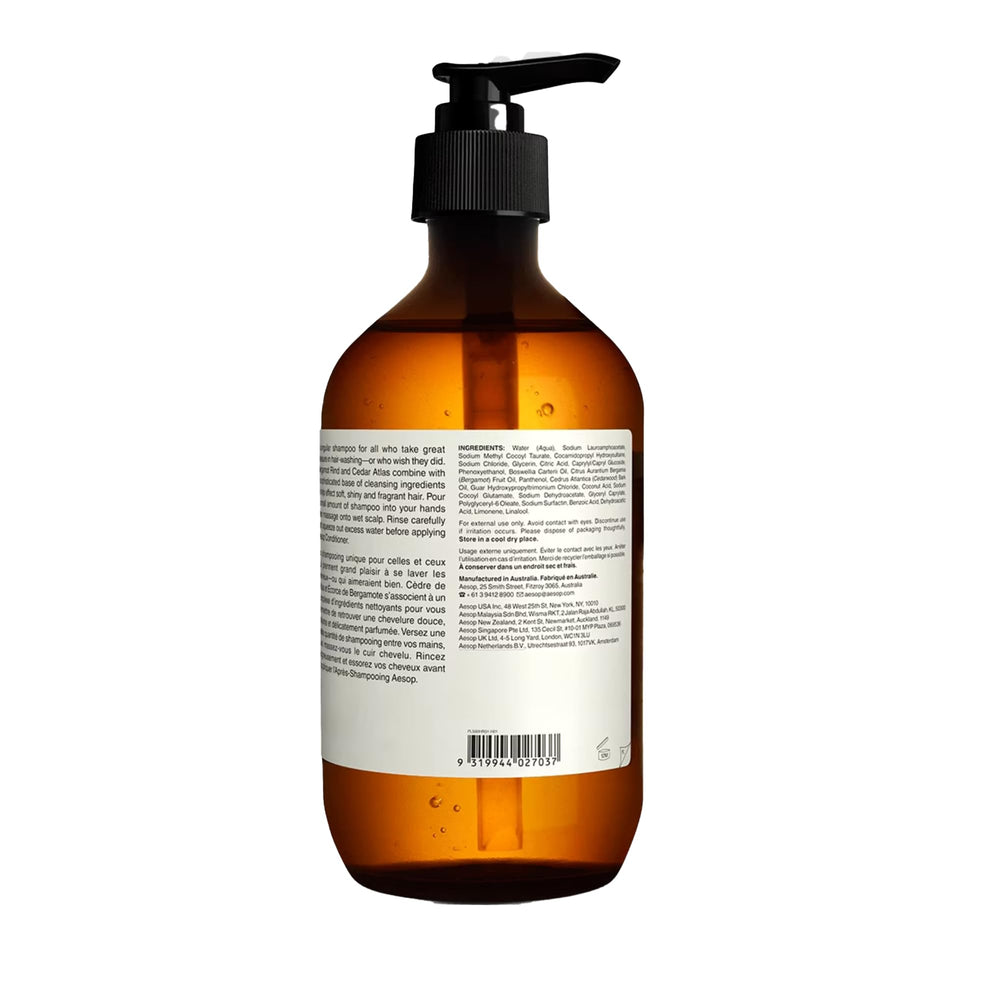 Champú Aesop, botella de 500 ml en escena, uso diario cómodo.