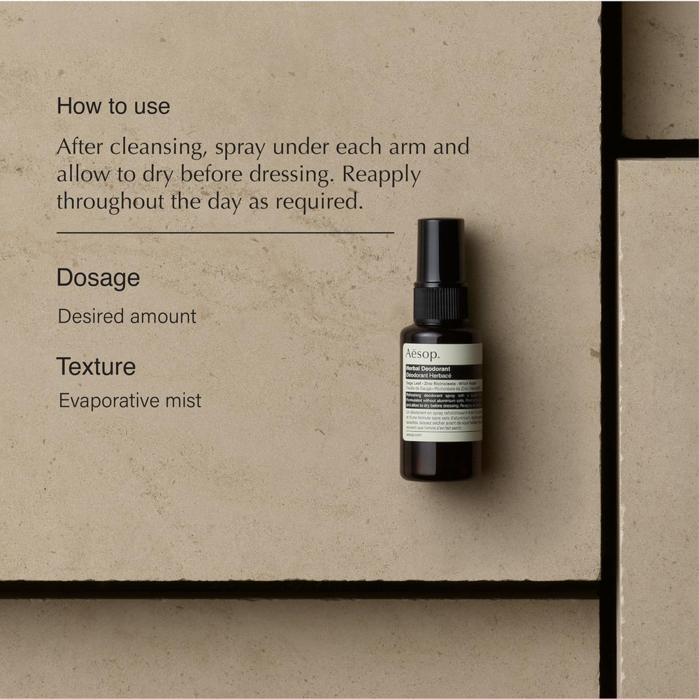 Aesop desodorante herbáceo en aplicación axilar suave y cómoda.