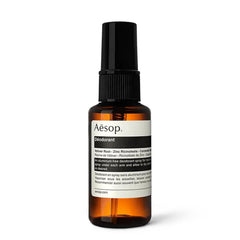 Aesop Desodorante Spray en botella elegante para control de olores diario.