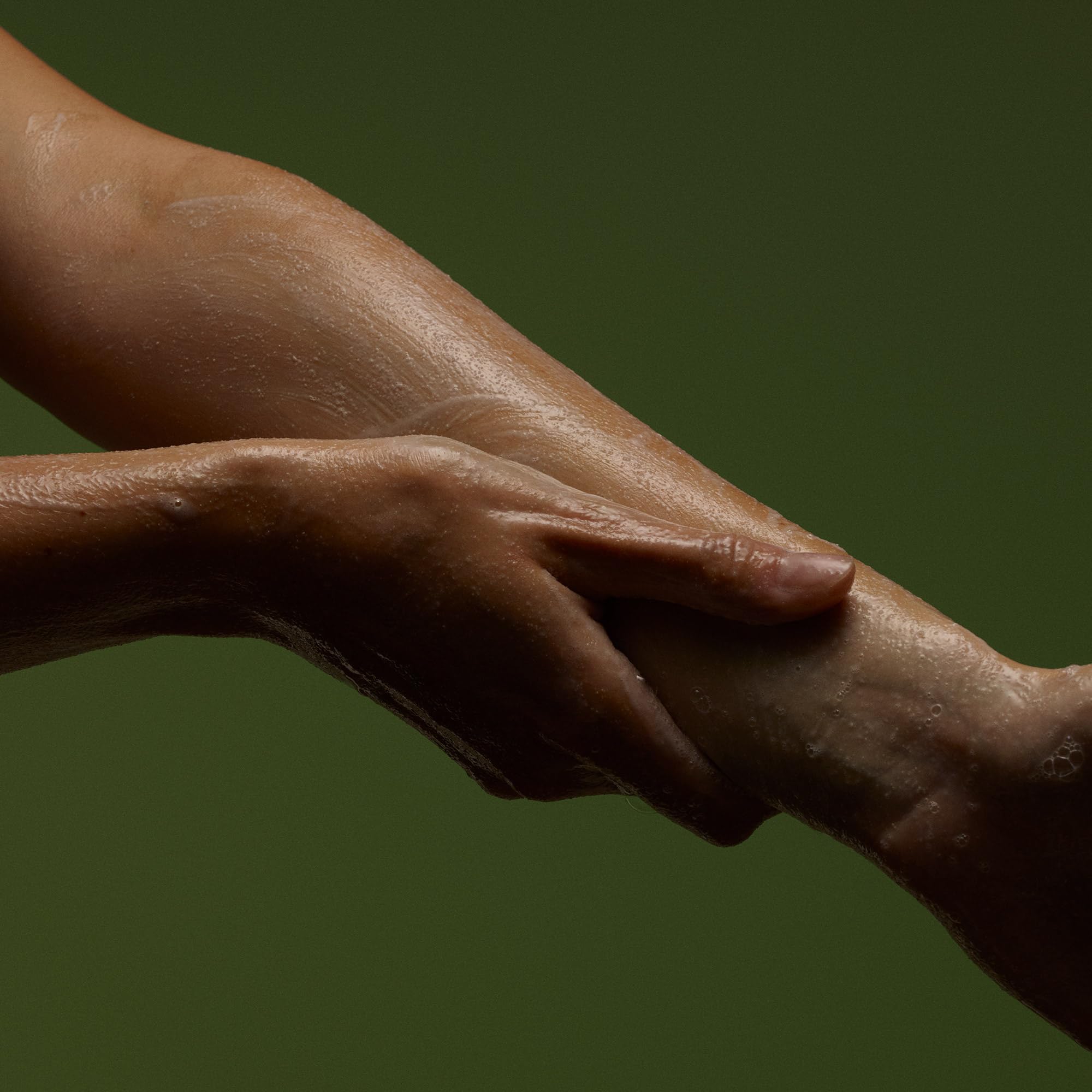 Aroma verde cítrico en el exfoliante corporal para despertar los sentidos.