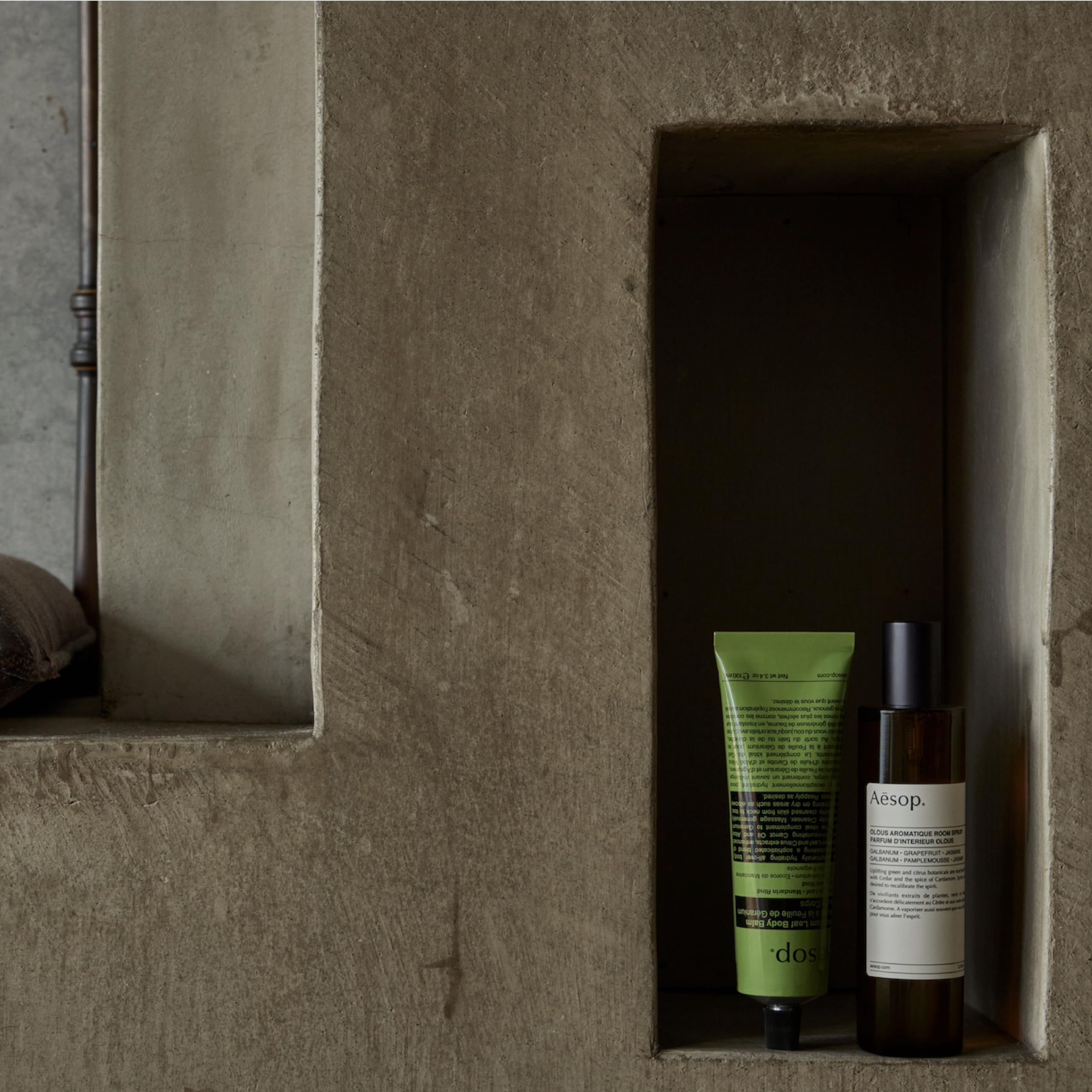 Envase de 180 ml de exfoliante corporal de Aesop para uso cómodo.