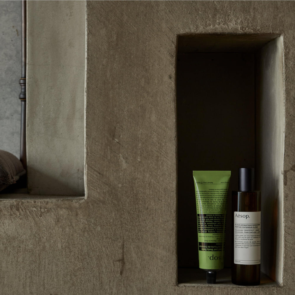Envase de 180 ml de exfoliante corporal de Aesop para uso cómodo.