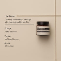 Aesop Mandarin hidratante para el rostro: textura ligera al aplicar.
