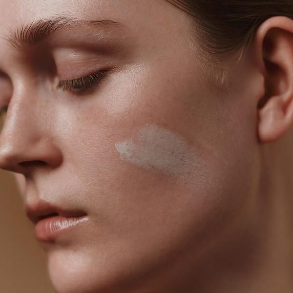 Aesop Mandarin hidratante para el rostro: aplicación en rostro con sensación fresca.