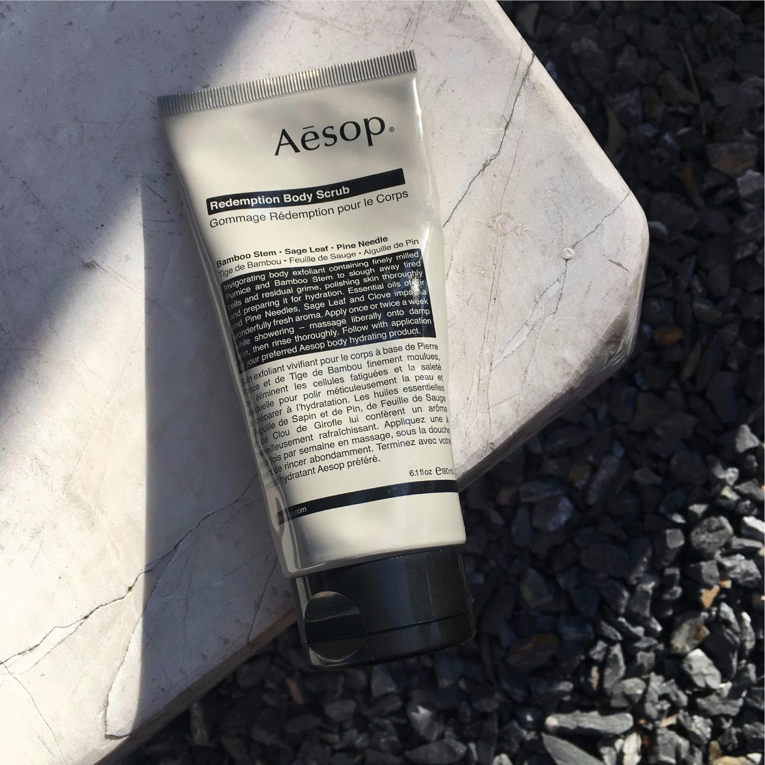 Aesop Redemption agujas de pino, aroma vigorizante durante la ducha.
