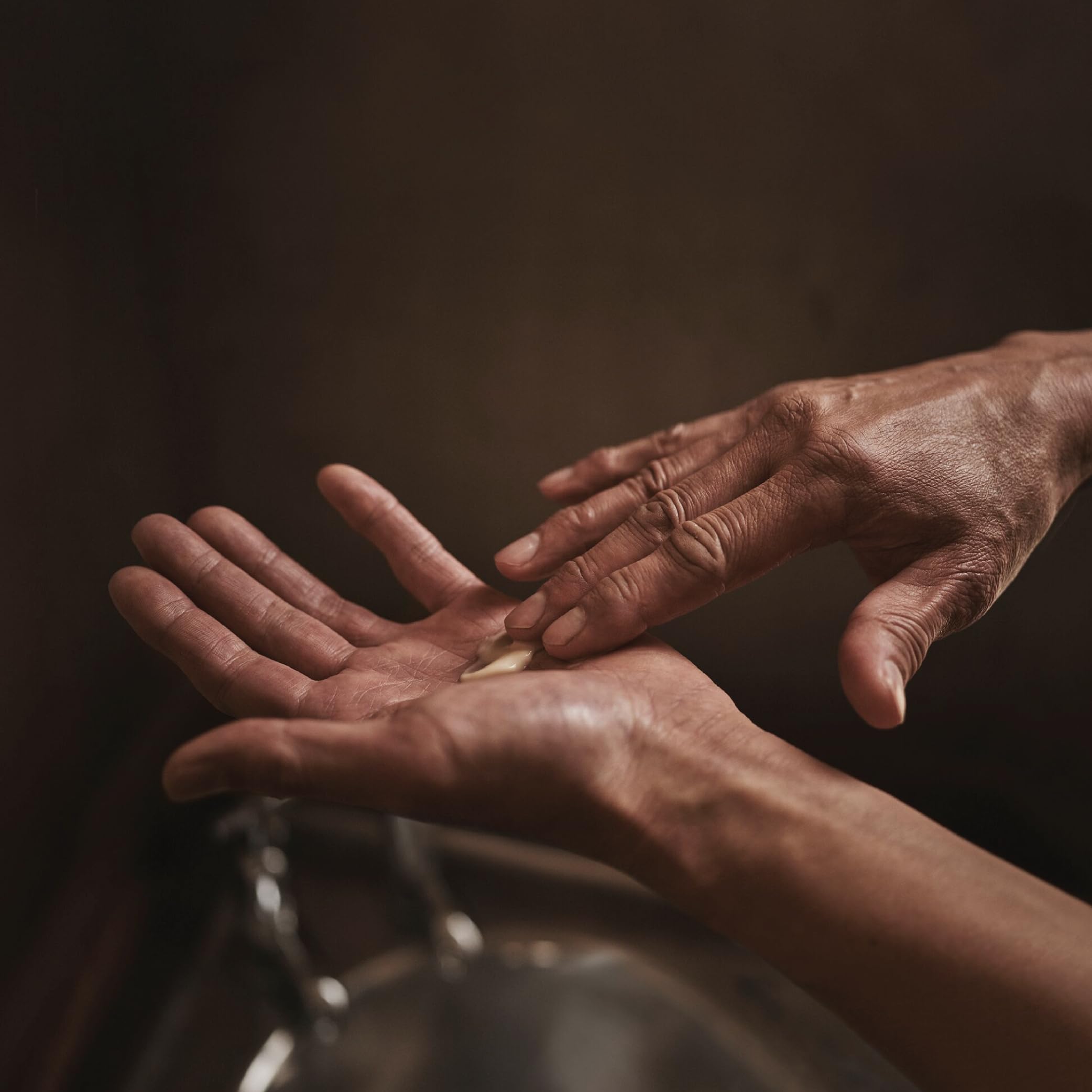 Aesop Rejuvenate Intensive Body Balm aroma cítrico-vanilla para bienestar sensorial.