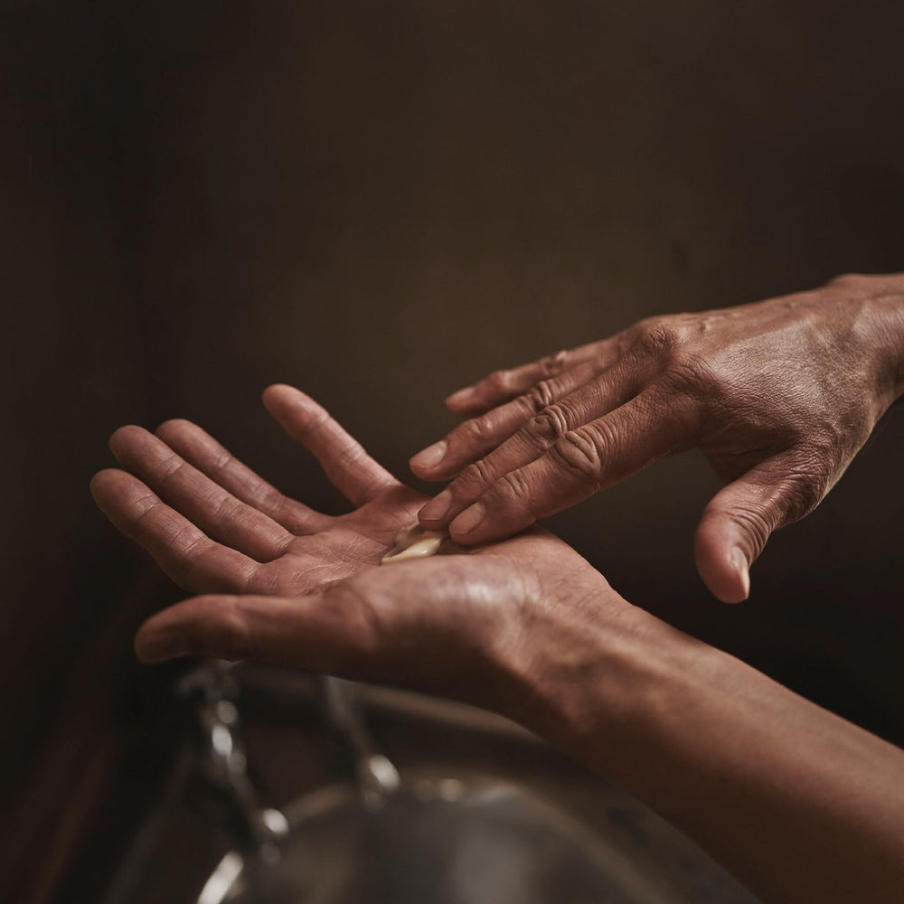 Aesop Rejuvenate Intensive Body Balm aroma cítrico-vanilla para bienestar sensorial.