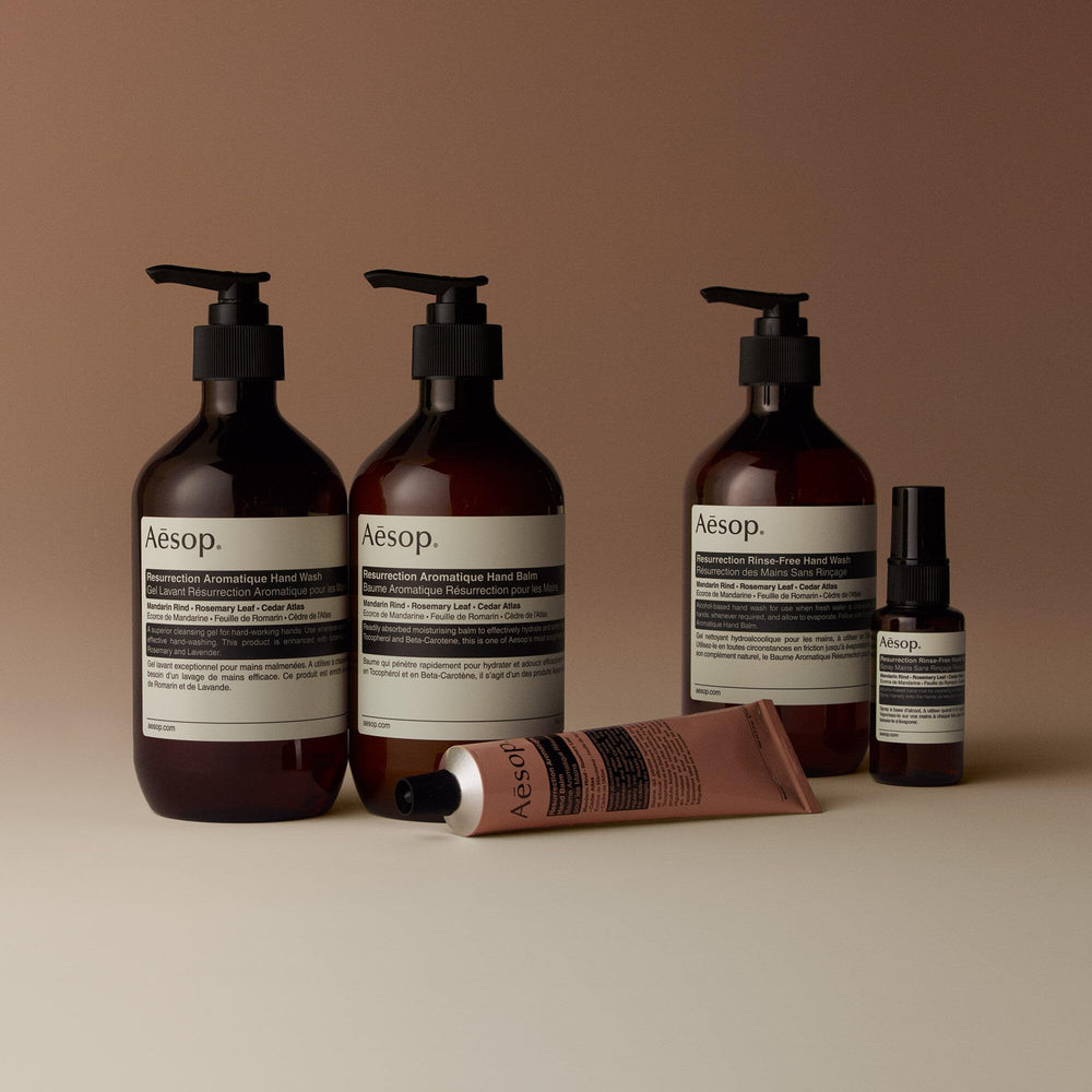 Aroma cítrico y amaderado característico de Aesop Resurrection Aromatique.