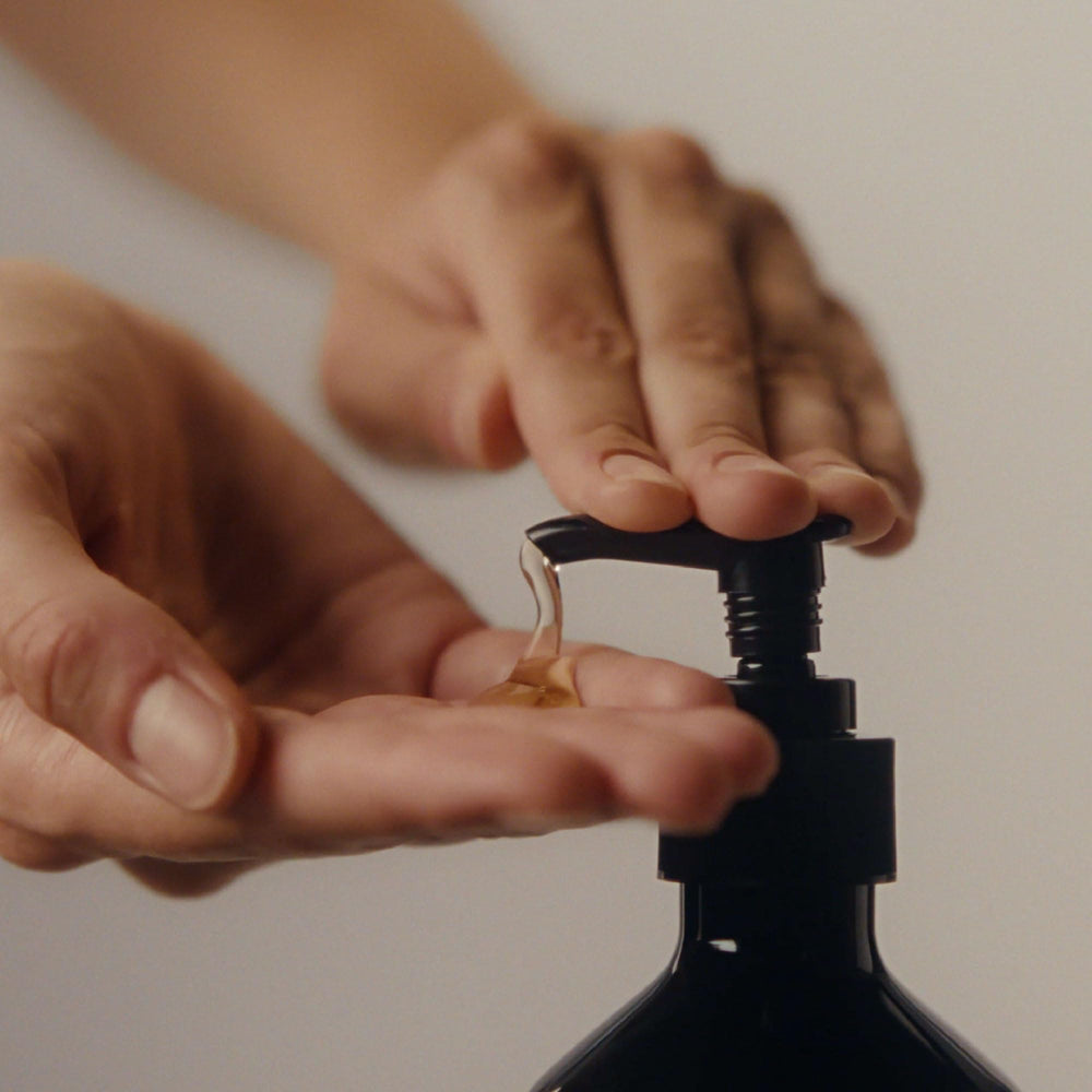 Aroma amaderado y terroso de Reverence que envuelve la experiencia