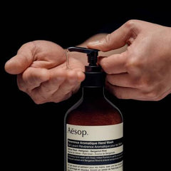 Notas de aroma Reverence: vetiver y bergamot en acción.