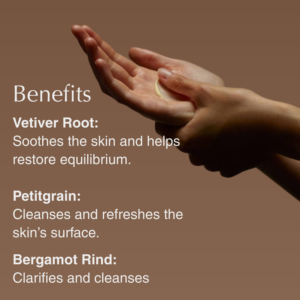 Crema de manos Aesop Reverence para hidratación duradera.