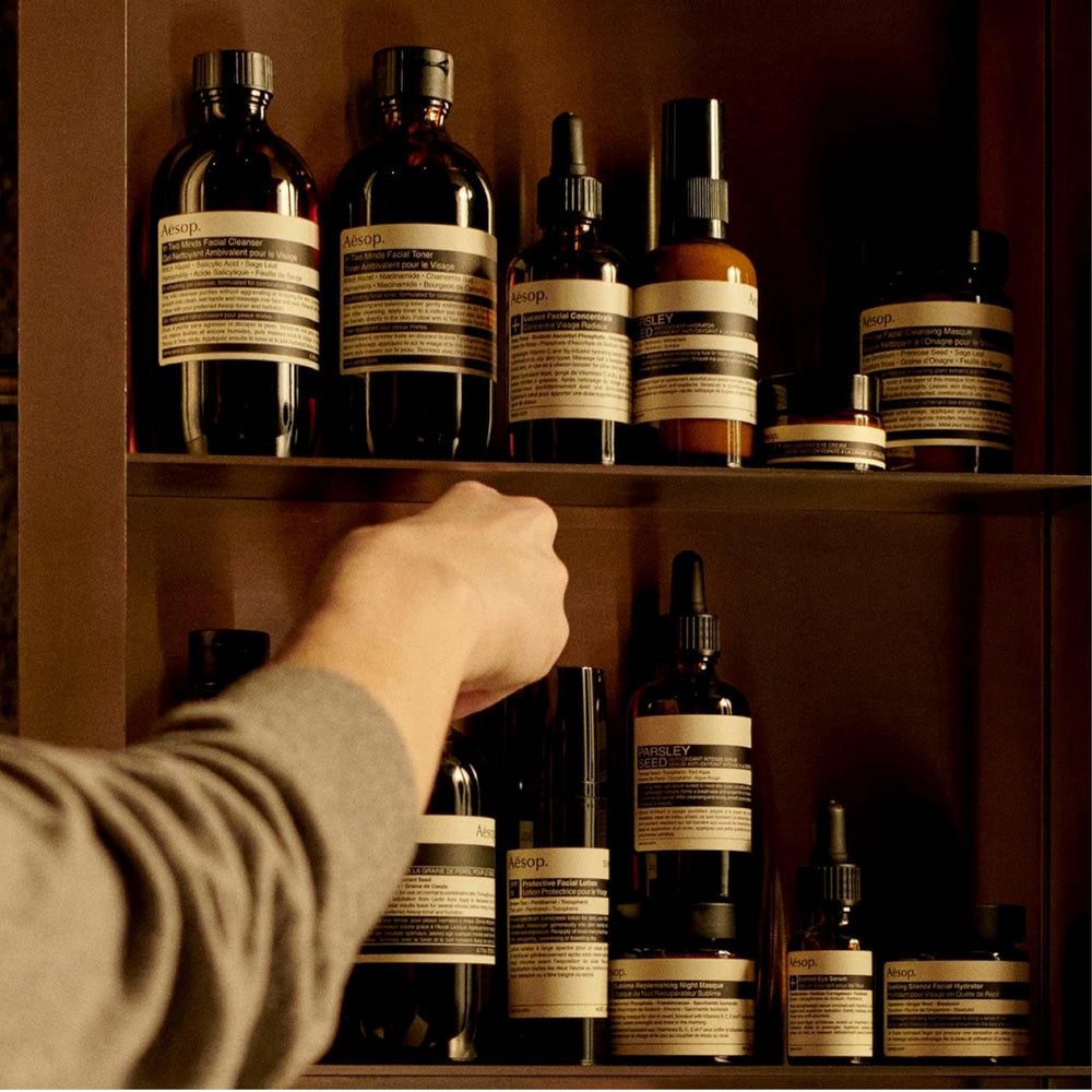 Aesop bálsamo corporal de corteza, aplicación suave en todo el cuerpo después de la limpieza.