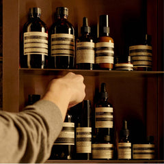 Aesop bálsamo corporal de corteza, aplicación suave en todo el cuerpo después de la limpieza.