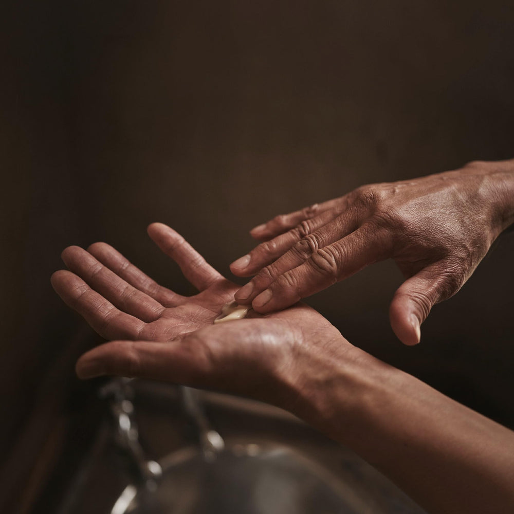 Aesop bálsamo corporal de corteza, ingredientes cítricos que nutren y dejan la piel flexible.