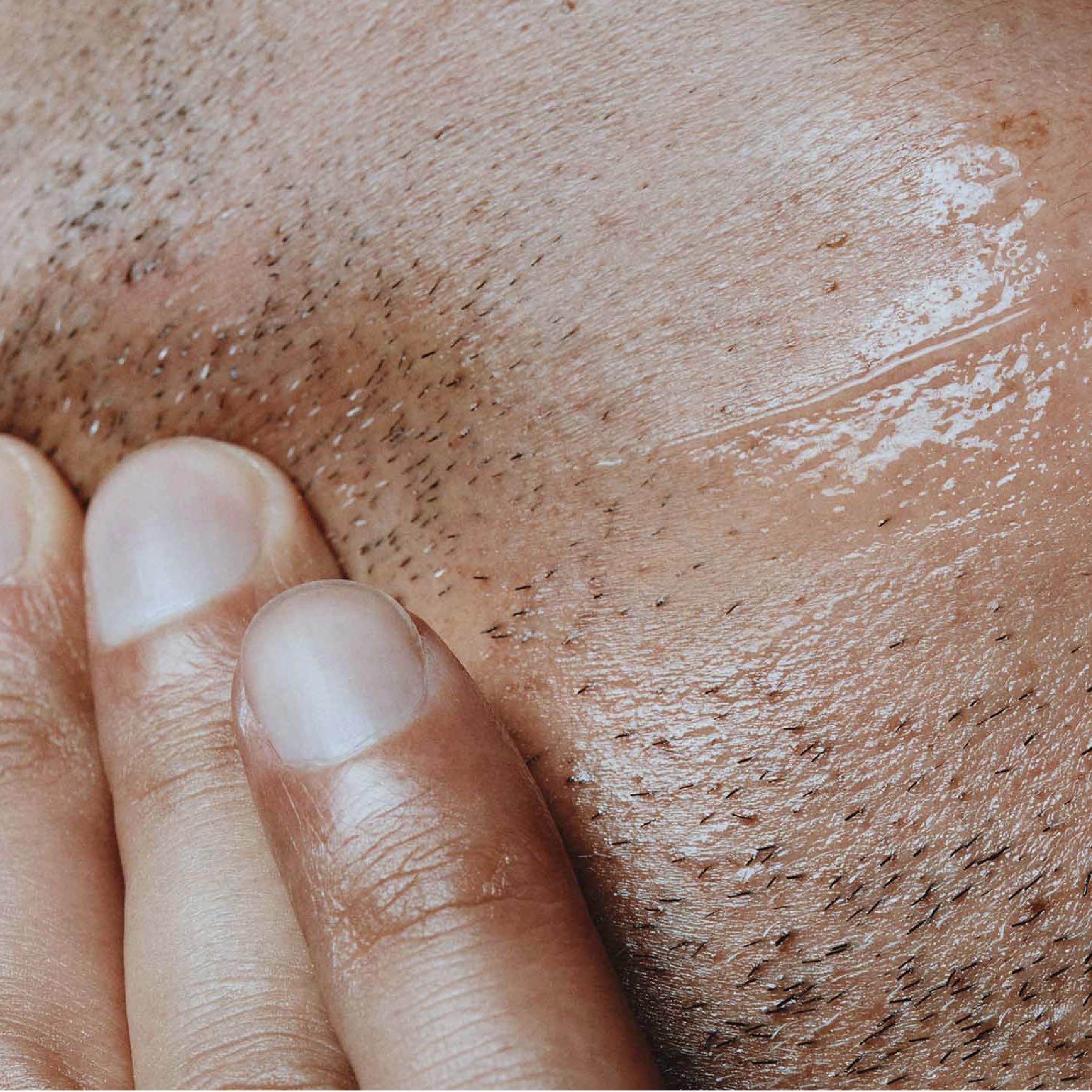 Apaisement après rasage grâce au sérum Aesop Neroli Marocain.