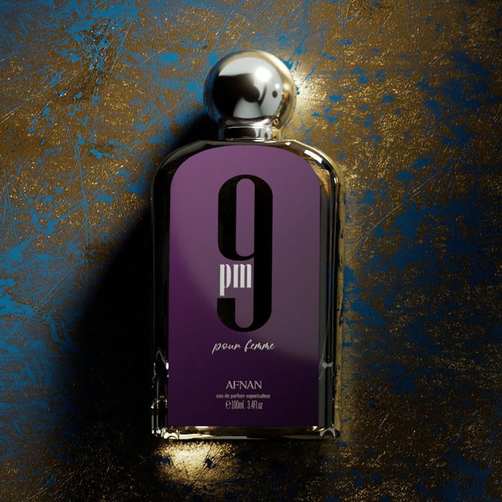 Afnan 9 PM Pour Femme, envase con detalles de lujo para exhibición