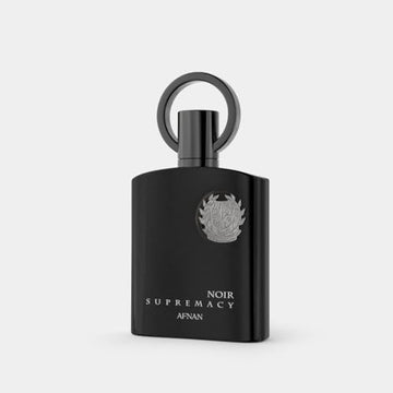 Afnan Supremacy Noir: etiqueta detalle con acabado premium y diseño distintivo.