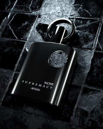 Afnan Supremacy Noir: modelo hombre en estudio sugiere estilo y confianza.