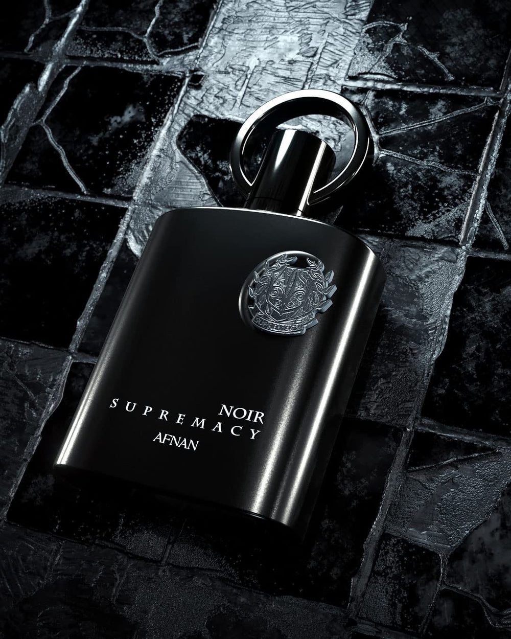 Afnan Supremacy Noir: modelo hombre en estudio sugiere estilo y confianza.