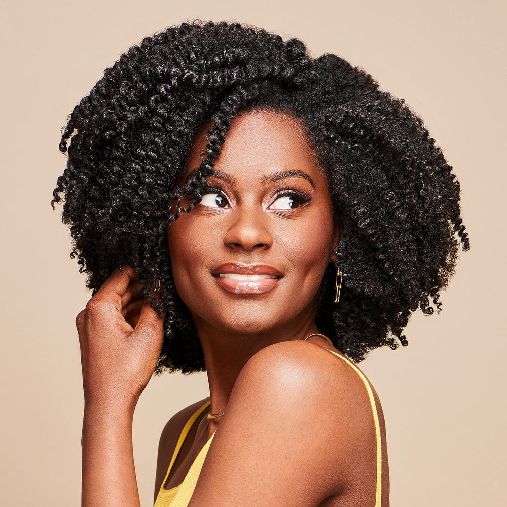 African Pride Moisture Miracle con baobab para fortalecer y sellar la humedad.