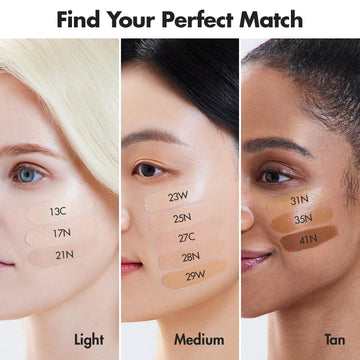 Aplicación con esponja de AGE 20's Signature Essence Pact SPF50+ acabado suave.