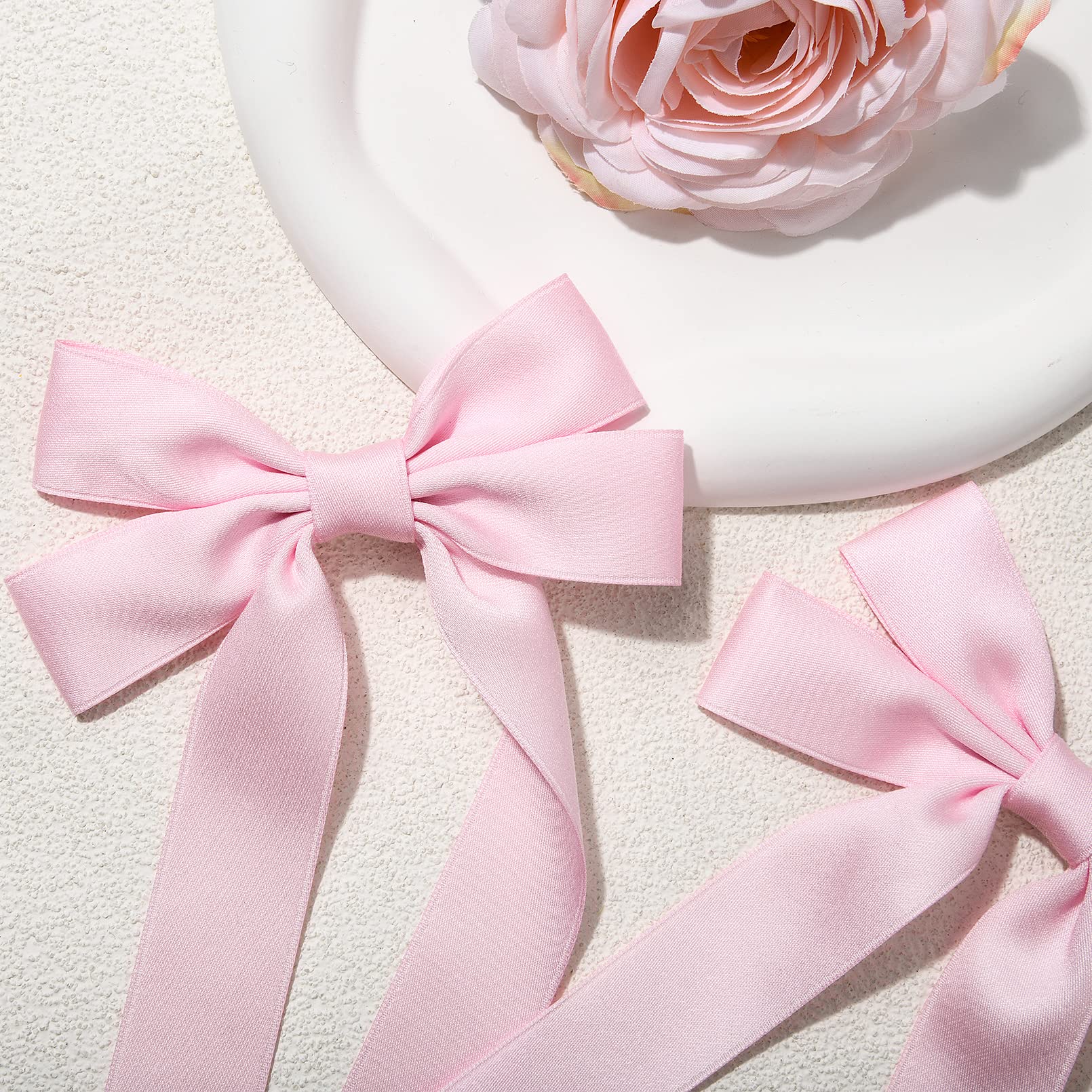 Lazo rosa de Aileam como complemento versátil para looks diarios.