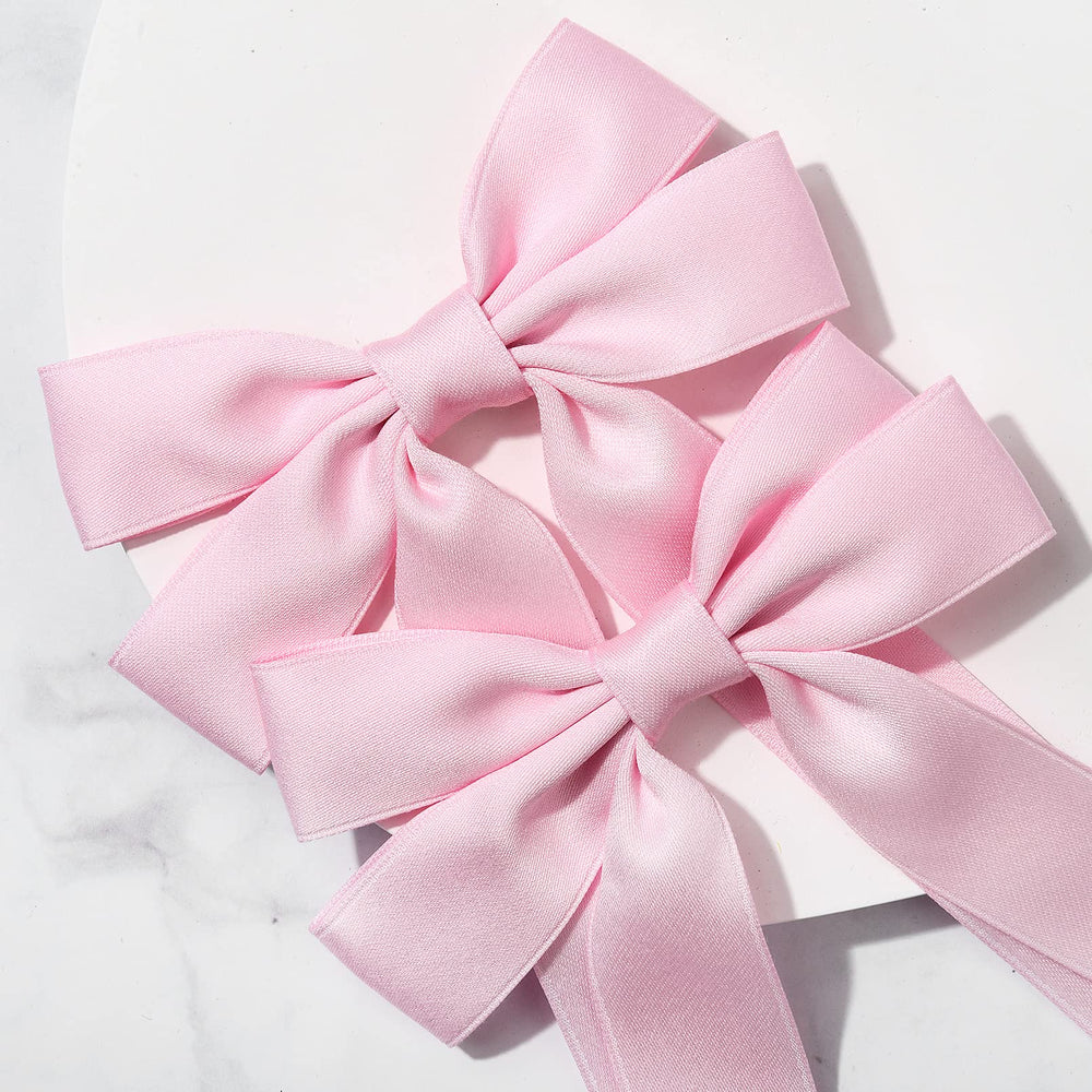 Lazo rosa de Aileam en coleta para un look rápido.