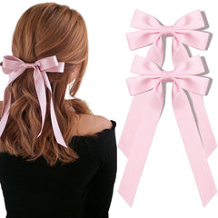 Lazo satinado rosa de Aileam con pinza mordaza para peinado elegante.