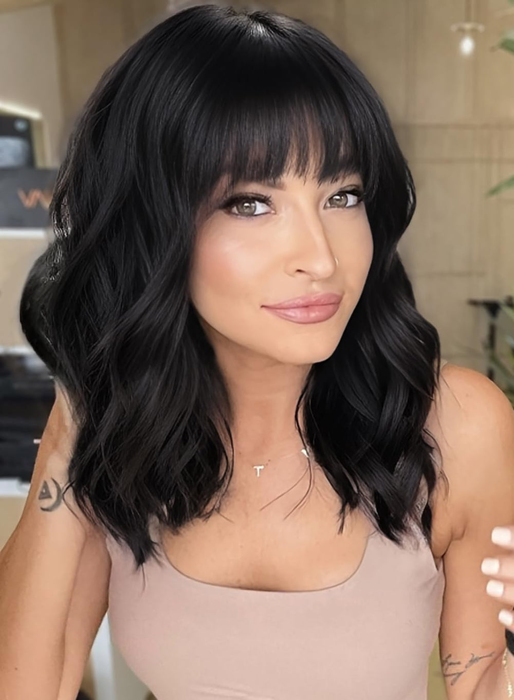 Peluca AISI HAIR bob ondulado corto con franja para look natural