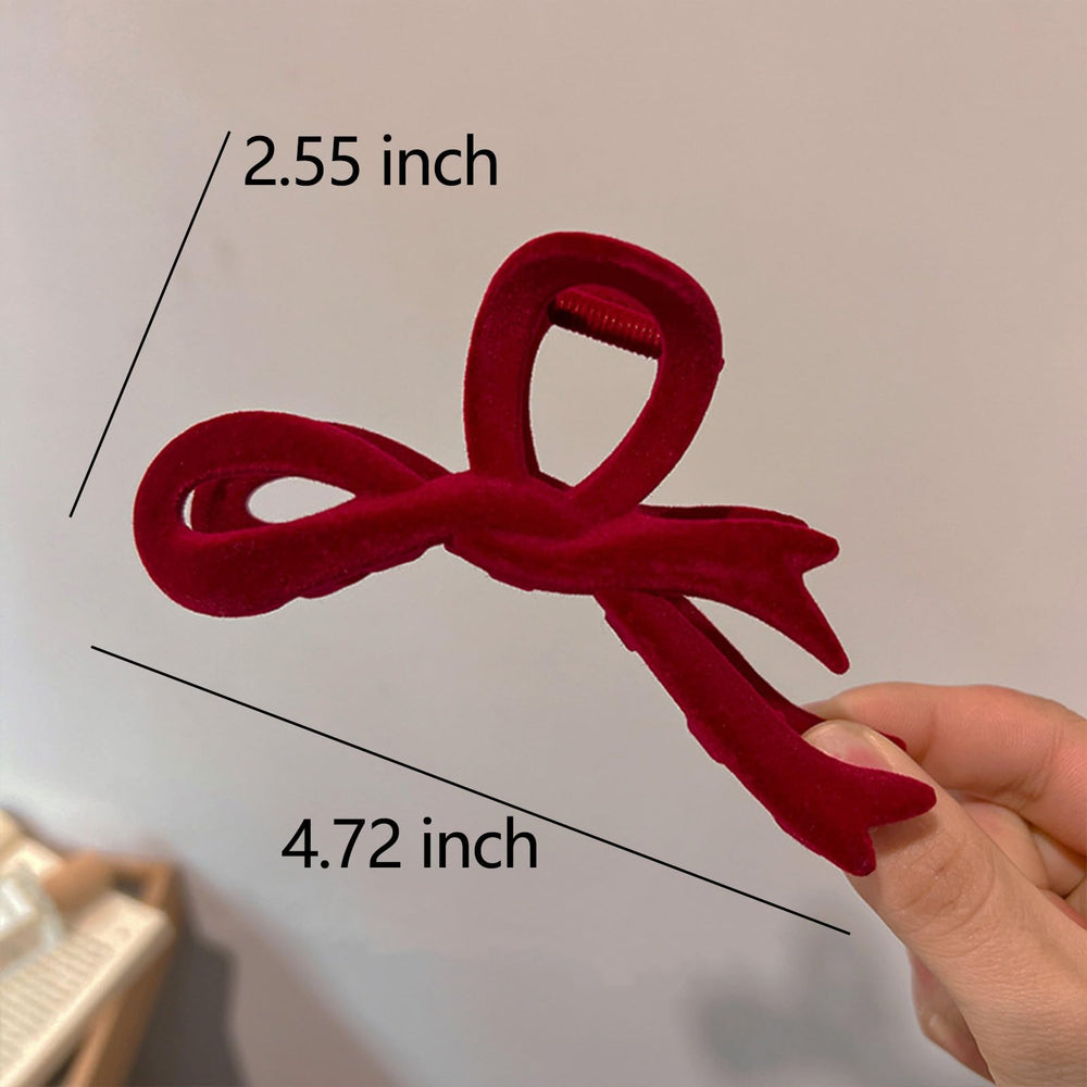 Detalle frontal de la pinza AIUPUOC de terciopelo para recogidos sencillos
