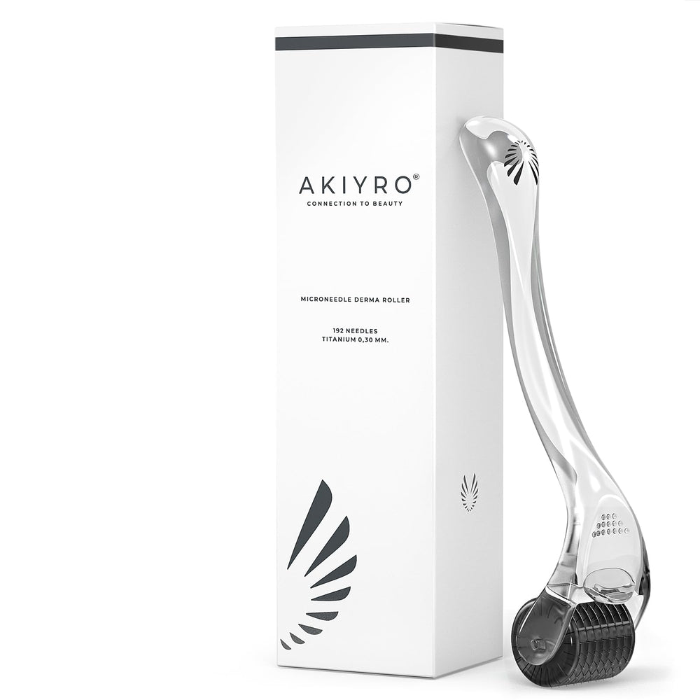 AKIYRO Derma Roller 0,30 mm sur le visage, peau visiblement plus lisse et lumineuse après utilisation.