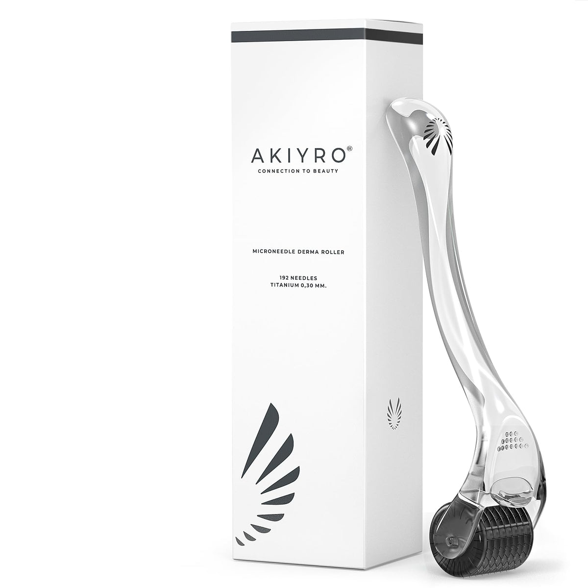AKIYRO Derma Roller 0,30 mm sur le visage, peau visiblement plus lisse et lumineuse après utilisation.