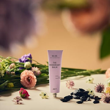 Textura cremosa de AKT Balm para una aplicación rápida y suave.