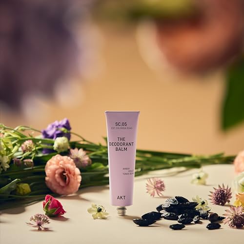 Textura cremosa de AKT Balm para una aplicación rápida y suave.