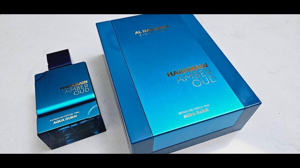 Etiqueta de Amber Oud Aqua Dubai, diseño sofisticado para regalo elegante.