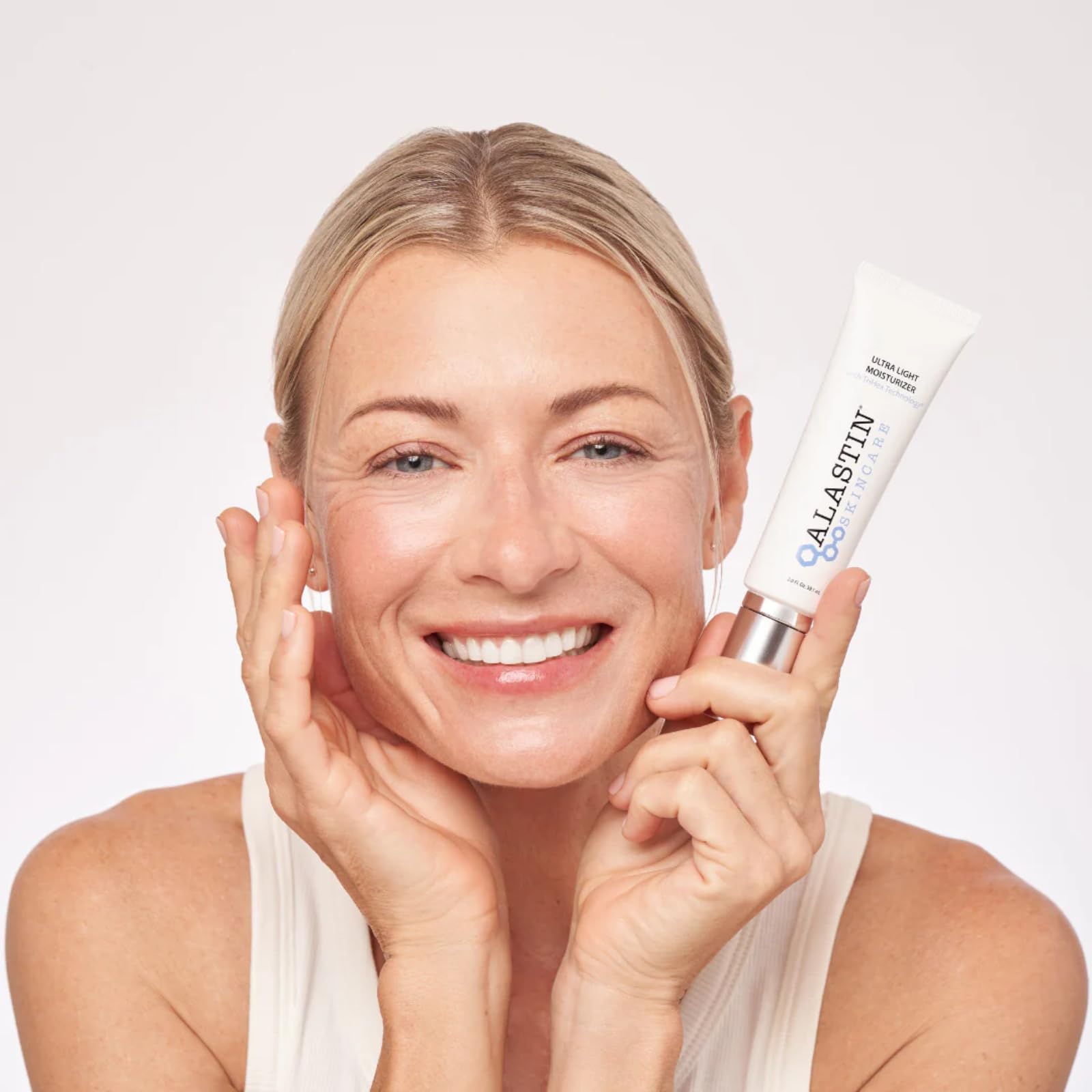 ALASTIN Skincare Ultra Light Daily Face Moisturizer, envase ergonómico para una rutina diaria cómoda.